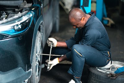 Omaha mechanic replacing a car tire