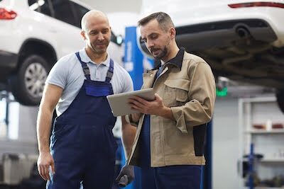 customer-asking-an-Omaha-mechanic-questions-about-car-repairs customer asking an Omaha mechanic questions about car repairs